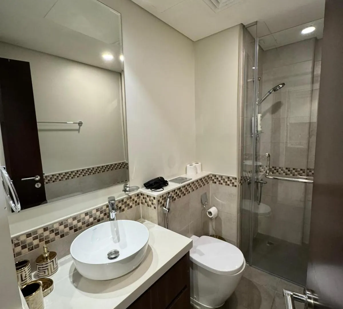 Chic 1-Bedroom Retreat With Stunning Canal View Near Burj Khalifa & Business Bay Dubai 0*,