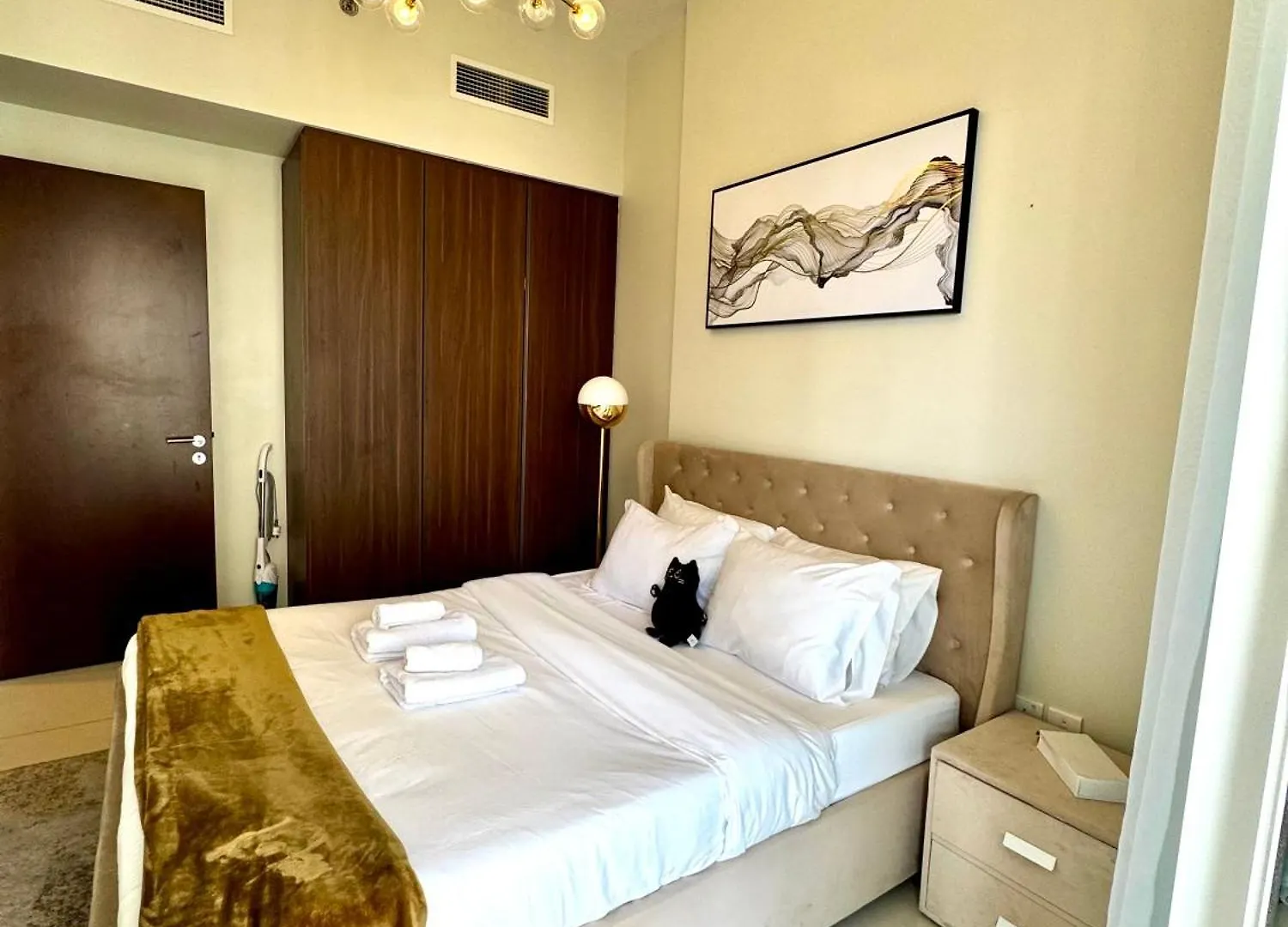Apartment Chic 1-Bedroom Retreat With Stunning Canal View Near Burj Khalifa & Business Bay Dubai