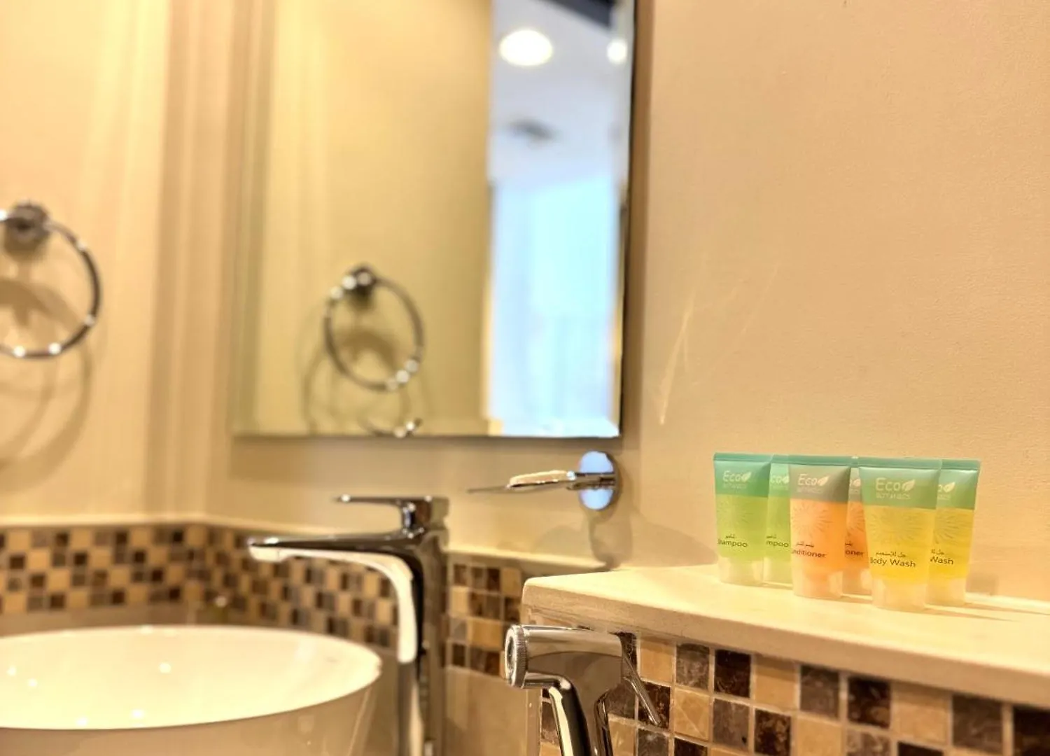 Chic 1-Bedroom Retreat With Stunning Canal View Near Burj Khalifa & Business Bay Dubai 0*,